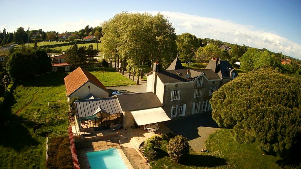 vue piscine et entree hermitage --- 01
